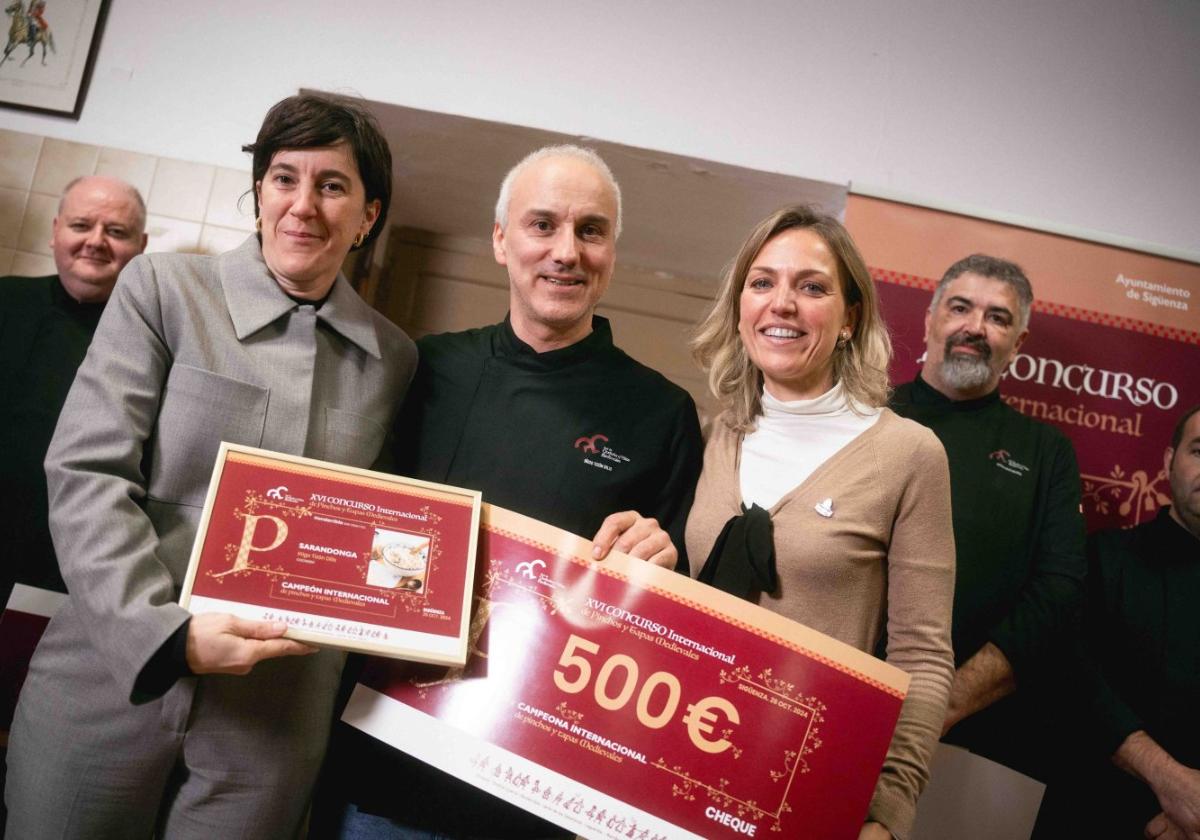 La concejala Estitxu Urtizberea, el cocinero Iñigo Tizón y María Jesús Merino, alcaldesa de Sigüenza.