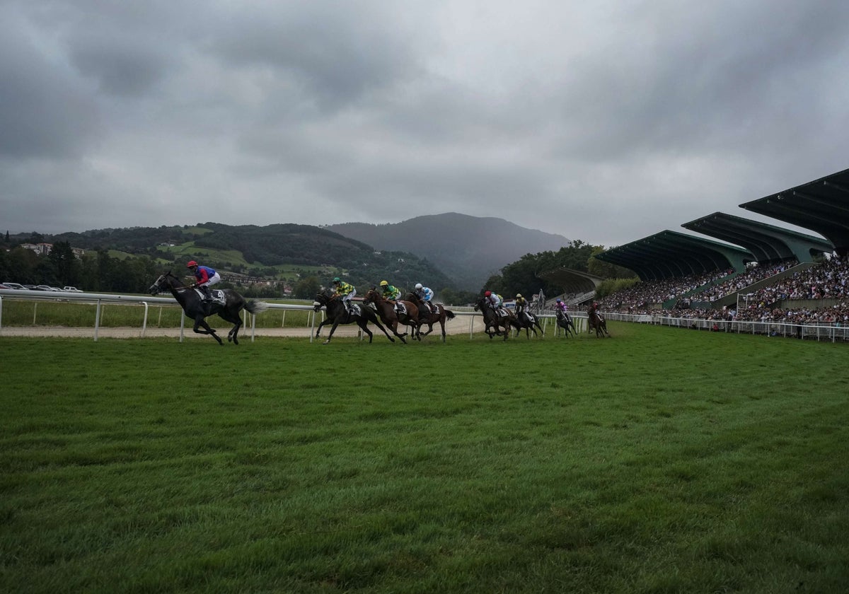 Los caballos negocian la curva del Oria en la Copa del Oro de este año.