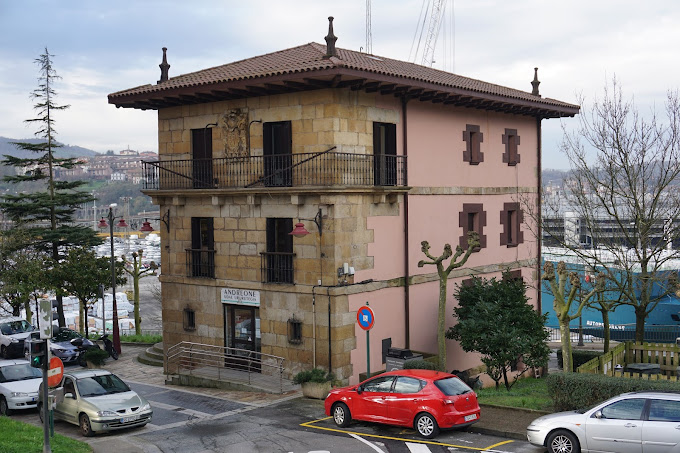 Exterior de la biblioteca municipal de Lezo.