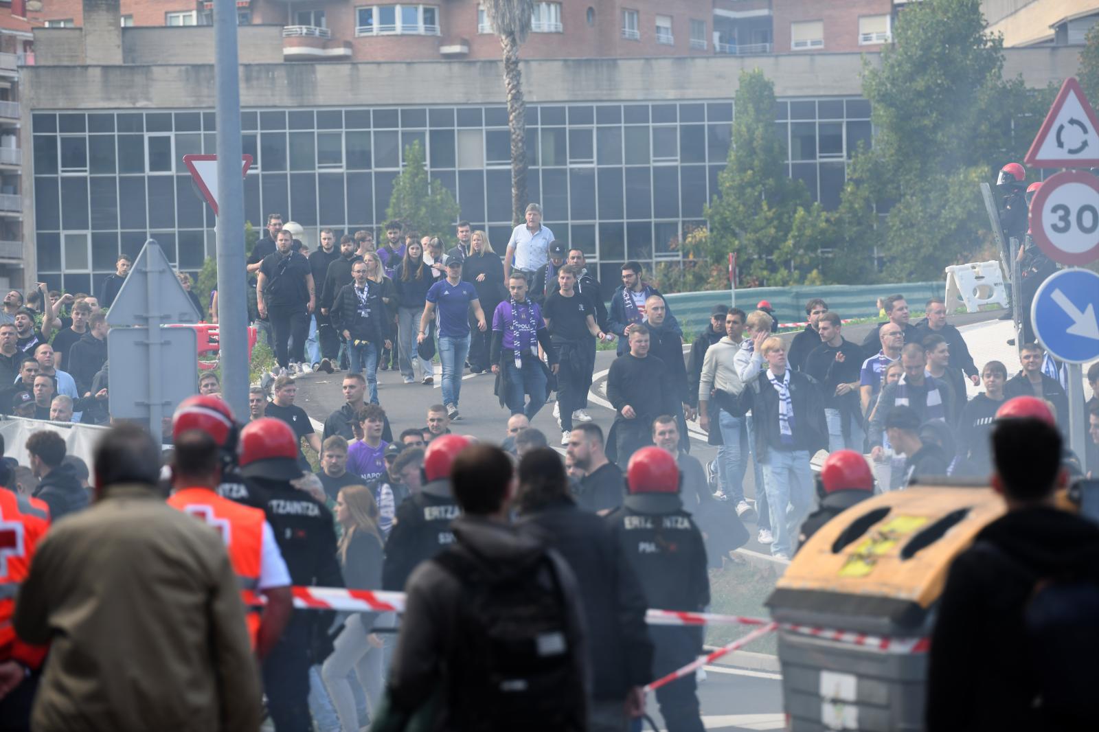 La Ertzaintza vigila la llegada de los hinchas delAnderlecht en el partido del pasado 3 de octubre