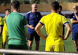 Josip Visnjic da instrucciones a sus jugadores durante un entrenamiento del Jove Español.
