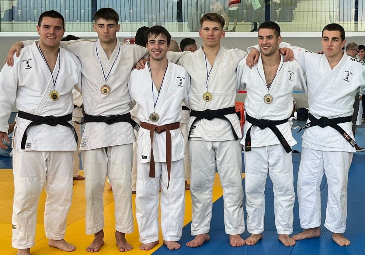 Medallistas urnietarras tras el Campeonato de Gipuzkoa sénior.