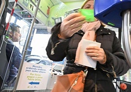 Una mujer paga un billete de autobús con la Mugi.