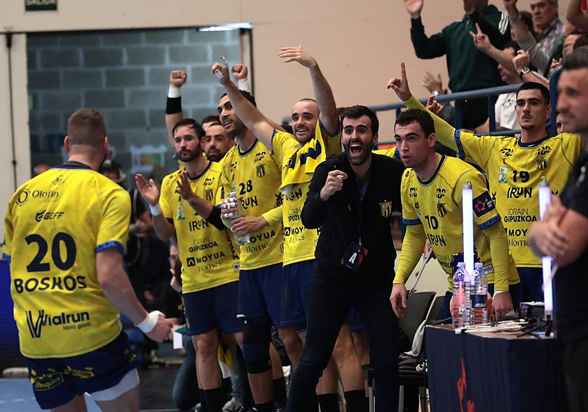 Boskos celebra uno de sus seis goles ante el banquillo del Bidasoa Irun.