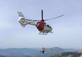 Imagen de archivo del rescate de un montañero en el Hernio.