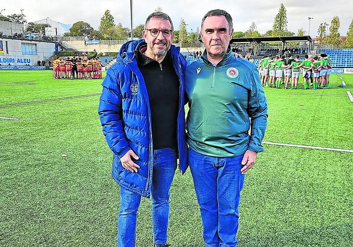 Iñaki Rica (derecha) junto a Ignasi Planas, presidente de la Federación Catalana de Rugby, en el Baldiri Aleu, campo de la Santboiana.