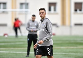 El técnico del Eibar femenino, Yerai Martin, durante una sesión de entrenamiento en el Anexo de Ipurua.