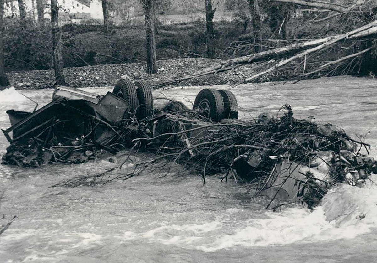 Imagen del estado en el que se encontró el autobús 'La Guipuzcoana' en las inundaciones de octubre de 1953 en Zestoa.