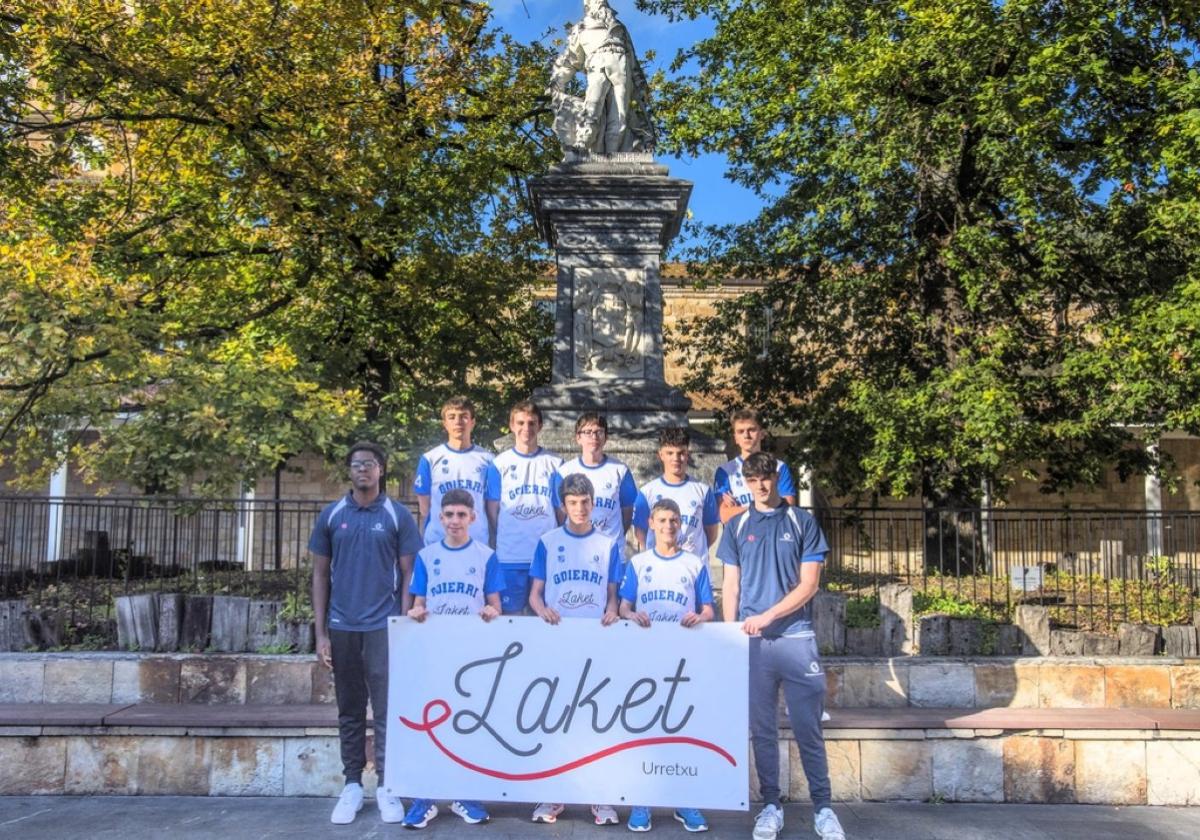 Los cadetes del equipo de baloncesto Goierri Laket, quienes salieron victoriosos de su último partido en casa.