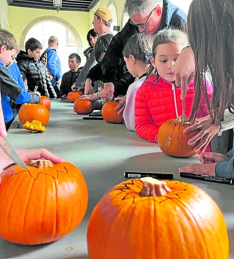 Vaciado de calabazas y disfraces con Jardun para preparar Gau Beltza