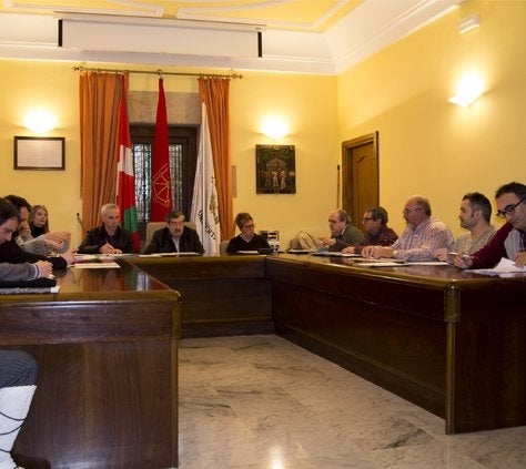 Representantes municipales durante un pleno.