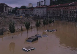 Varios vehículos a la deriva en el barrio del Antiguo, en Donostia.