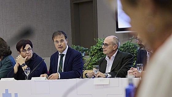 La mesa del Pacto para la Salud asume la necesidad de una «transformación total» en las OPE de Osakidetza