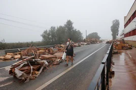 Un hombre camina por el municipio de La Alcudia.