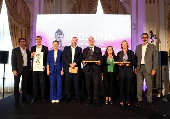 Iñigo Olaizola, director gerente de Fomento de San Sebastián; Jesús Valero (Tecnalia), Ane Oyarbide, concejala de Economía y Empleo Local; Román Orús (Multiverse Computing),Enrique Lizaso (Multiverse Computing), Coro Odriozola (Wavegarden), Karin Kirsch (Wavegarden) y Eneko Goia, alcalde de San Sebastián, posan en el Hotel María Cristina.