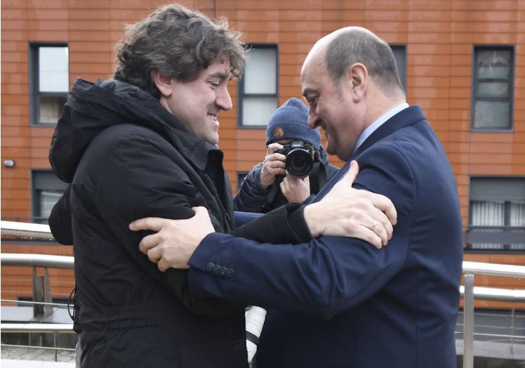 Eneko Andueza y Andoni Ortuzar se saludan a la entrada de la capilla ardiente de Rodolfo Ares, en enero del 2023.