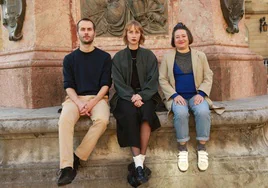 Pablo Hernando, Ingrid García-Jonsson y Leire Apellaniz, esta mañana, en la plaza Okendo, antes de la rueda de prensa.