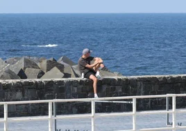 Un hombre disfruta del buen tiempo en Donostia.