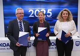José Ignacio Asensio, Eider Mendoza e Itziar Aguirre, en la presentación de los Presupuestos de la Diputación de Gipuzkoa.