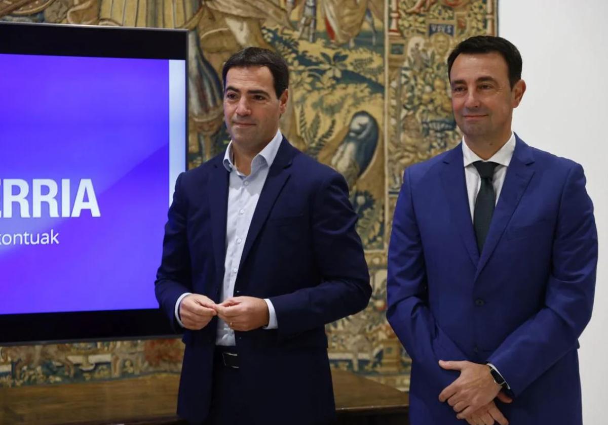 El lehendakari, Imanol Pradales, y el vicelehendakari segundo, Mikel Torres, este jueves en la entrega del proyecto presupuestario en el Parlamento vasco.