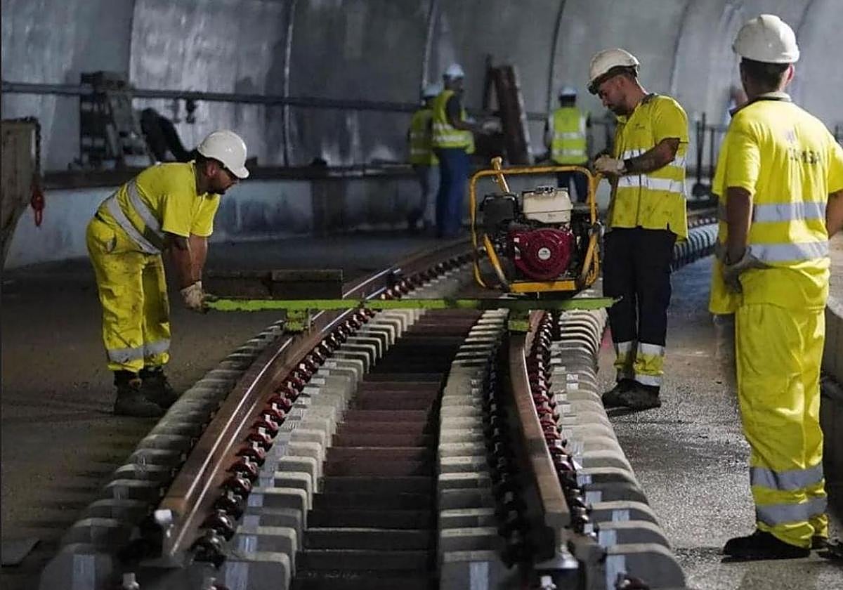 Colocación de las vías en la pasante soterrada Lugaritz-Easo, en San Sebastián