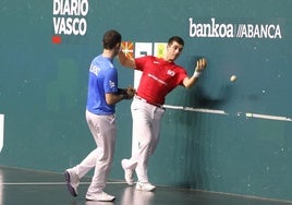 Unax Apeztegia devuelve una pelota arrimada con Unai Albeniz a su lado, anoche en Villabona.