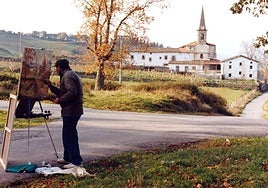 Miguel Okina captado mientras recogía el paisaje de Goroeta en Aretxabaleta.