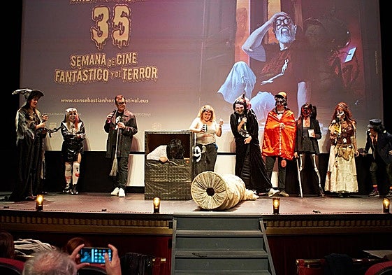 Participantes, jurado y ganadores del concurso de disfraces.