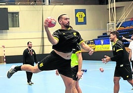 Esteban Salinas lanzando a portería durante un entrenamiento.