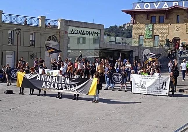 La protesta animalista antes de producirse los altercados.