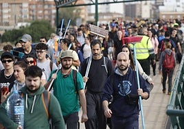 Despliegue de algunos vecinos con botellas de agua y otros enseres cerca del Bulevar Sur para ayudar a los damnificados.