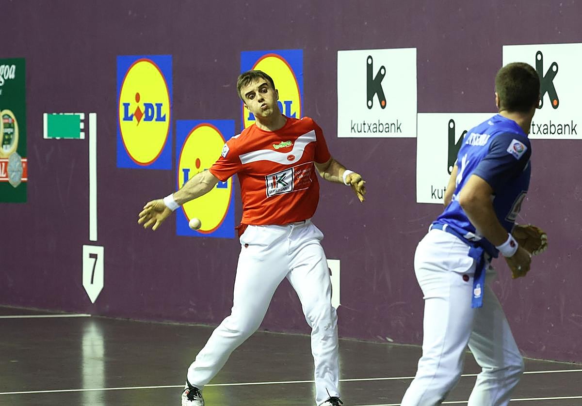 Jon Ander Peña golpea de derecha.