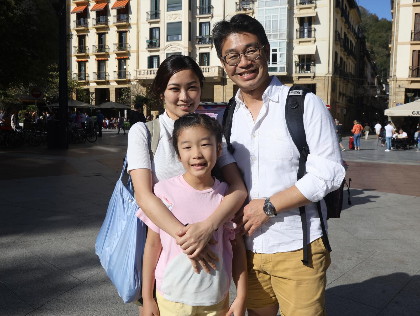 La familia Sakurai, ayer en Donostia.