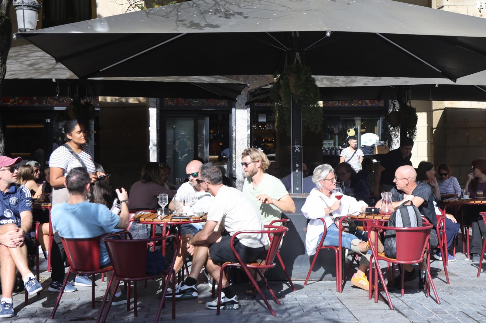 Los turistas llenaron ayer las terrazas hosteleras de San Sebastián sacando partido del buen tiempo que hubo el primer día del puente.