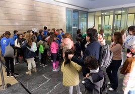 Las familias numerosas antes de entrar al Kursaal para tomar parte en el congreso.