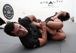 Mateo controla a su maestro, Jakub Alchimowicz, sobre el tatami del gimnasio Stealth BJJ.