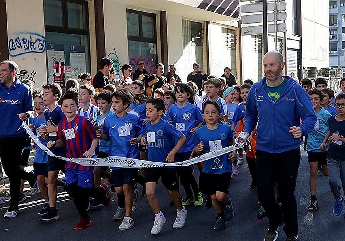 Niños y niñas alevines e infantiles cubrirán un circuito urbano entre la palmera e Irala kalea.