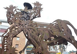 En homenaje. La escultura de Tomás Hernández Mendizabal es un homenaje a los carnavales tolosarras, su tradición taurina y las herri kirolak que se celebran en la plaza de toros.