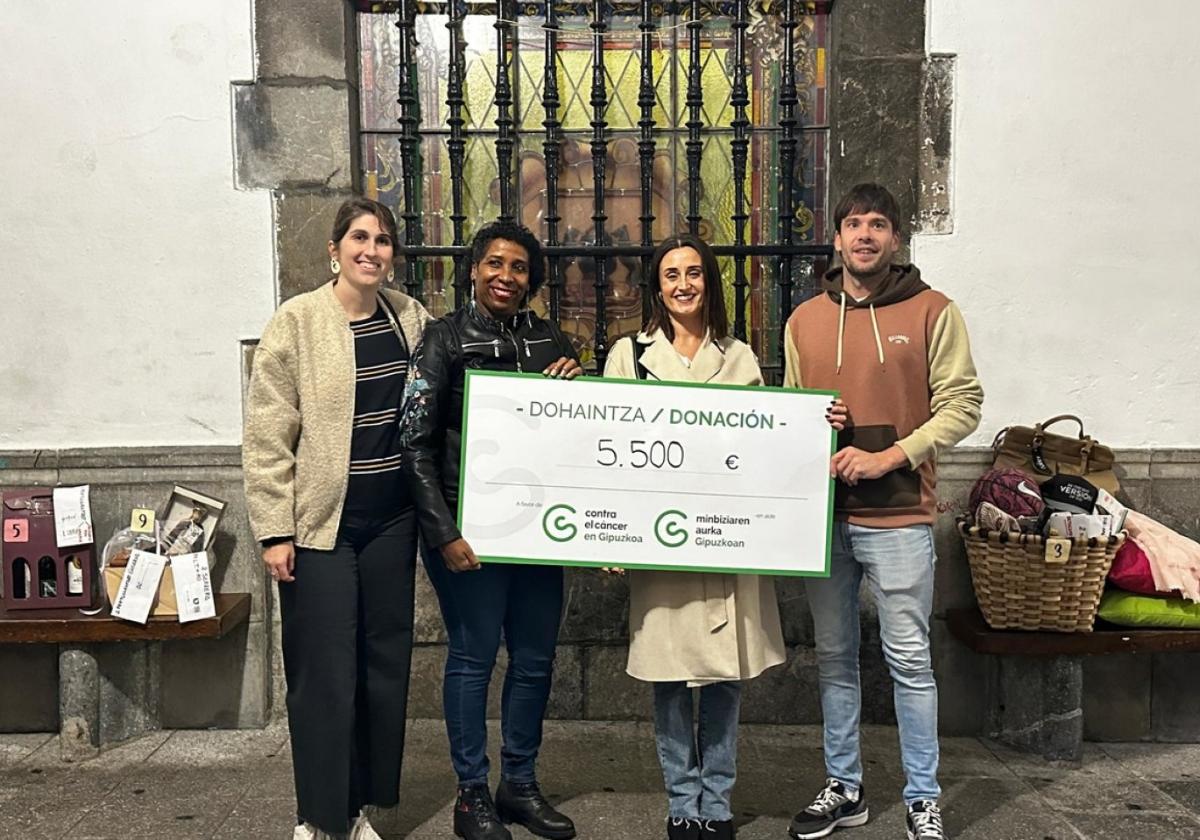 Lara Idoeta y Regla Hernandez junto con Nerea Arregi (Contra el Cáncer Gipuzkoa) y Ion Oteiza, concejal de Deportes.