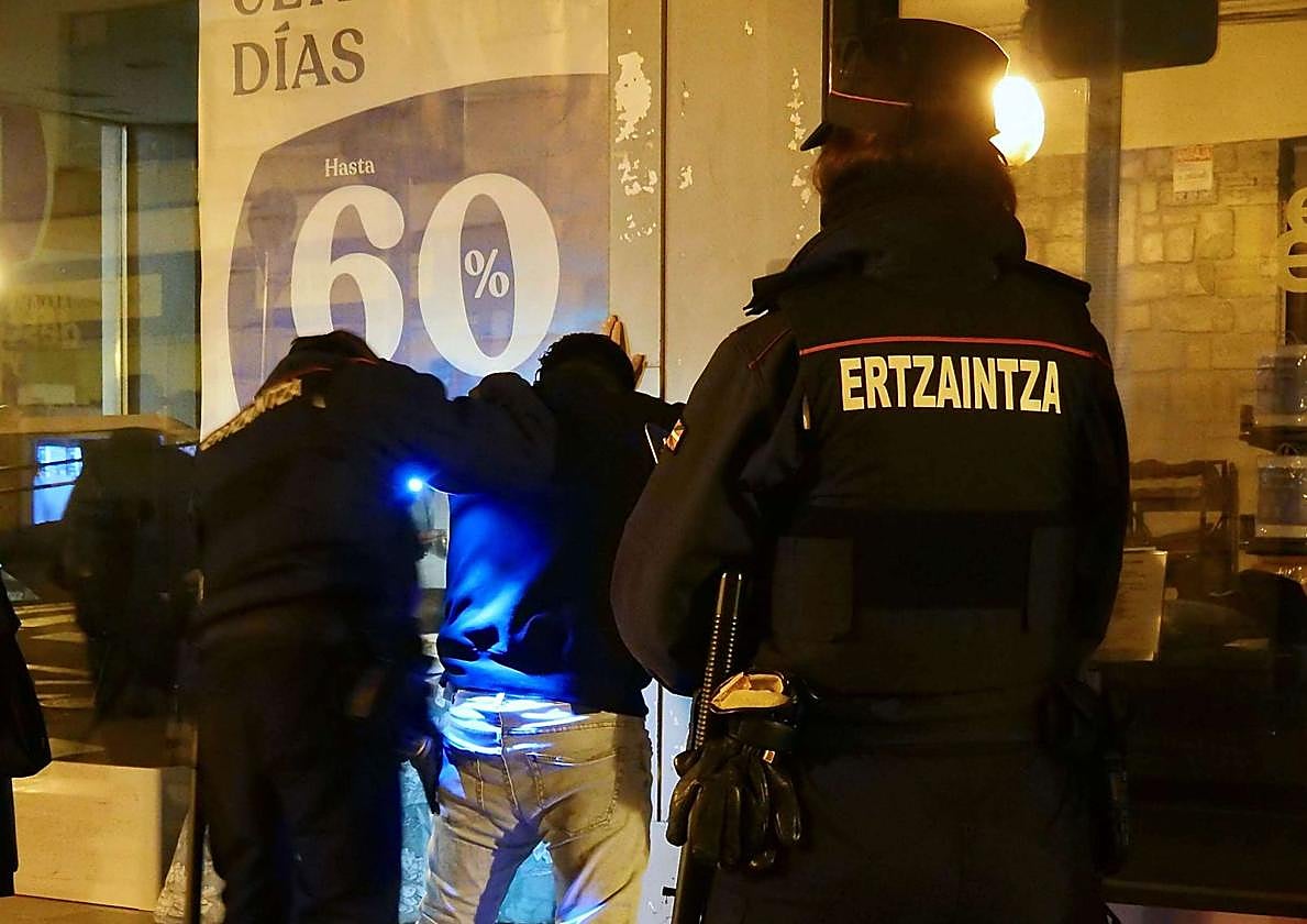 La Ertzaintza procede a un cacheo