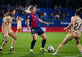 Putellas trata de completar un pase ante Van Deursen.