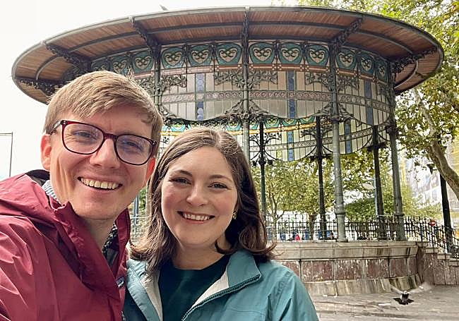 Benjamin Barker y Mary Zanger han aterrizado en Donostia este mismo verano.
