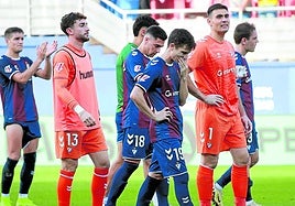 Los jugadores del Eibar no pudieron ocultar su decepción tras consumarse la segunda derrota de la temporada en Ipurua.