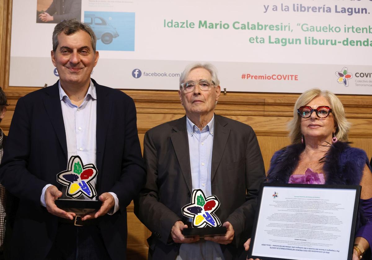 Calabresi y Latierro reciben los premios de Covite de manos de Ordoñez.