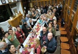 Socios y amigos de La Casa de la Rioja, tras la inauguración de las obras de los componentes de la Asociación Artística de Gipuzkoa, con la presencia de autoridades llegadas desde La Rioja.