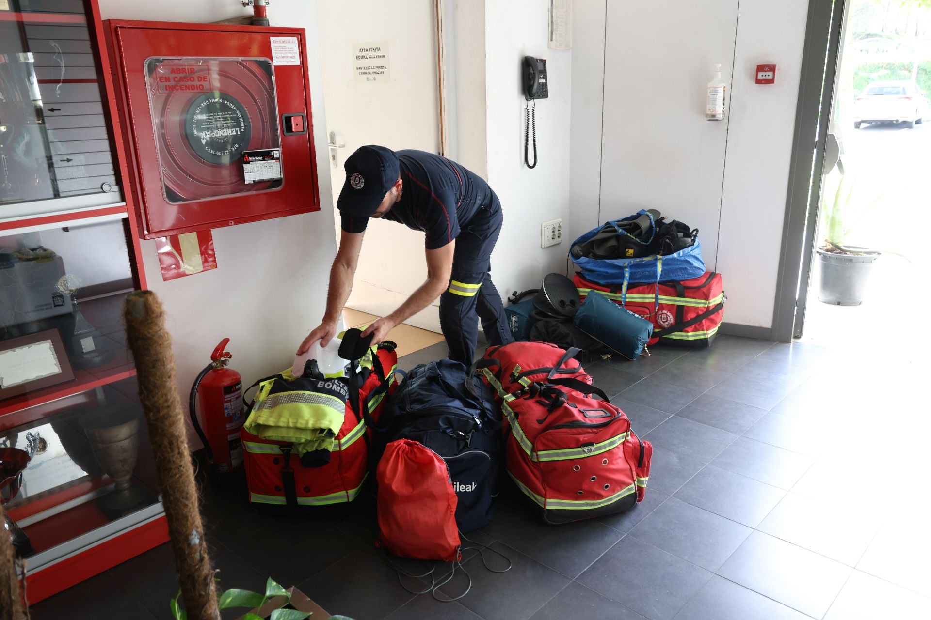 Bomberos de Donostia parten hacia Valencia para ayudar a los afectados por la DANA