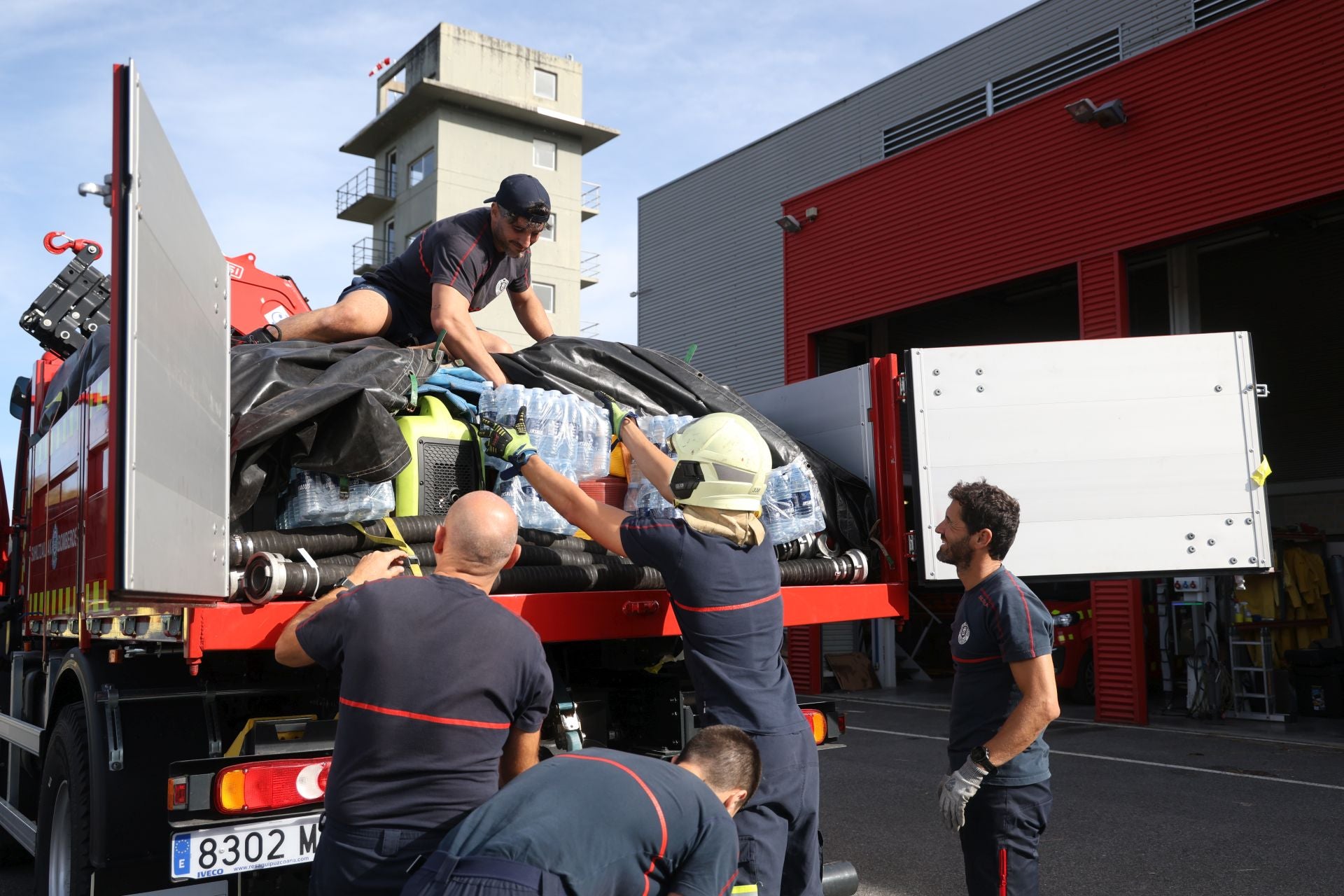 Bomberos de Donostia parten hacia Valencia para ayudar a los afectados por la DANA
