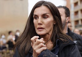 La Reina Letizia, con el rostro desencajado y con restos de barro en Paiporta.