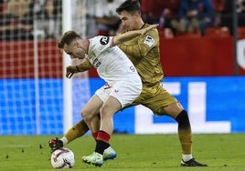 Zubimendi arrebata una pelota a Peque