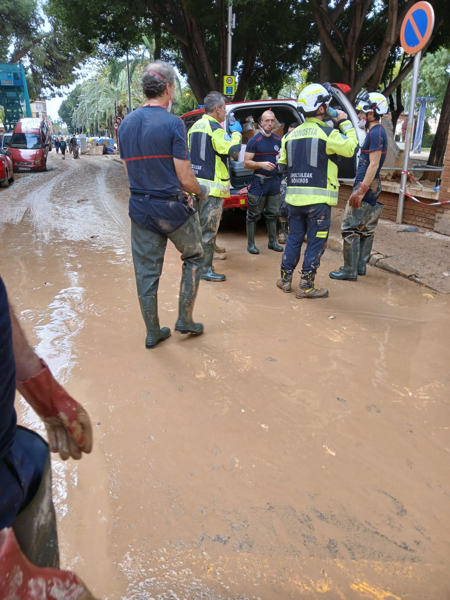 Los bomberos de Donostia en Alfafar, Sedaví y Catarroja, en imágenes